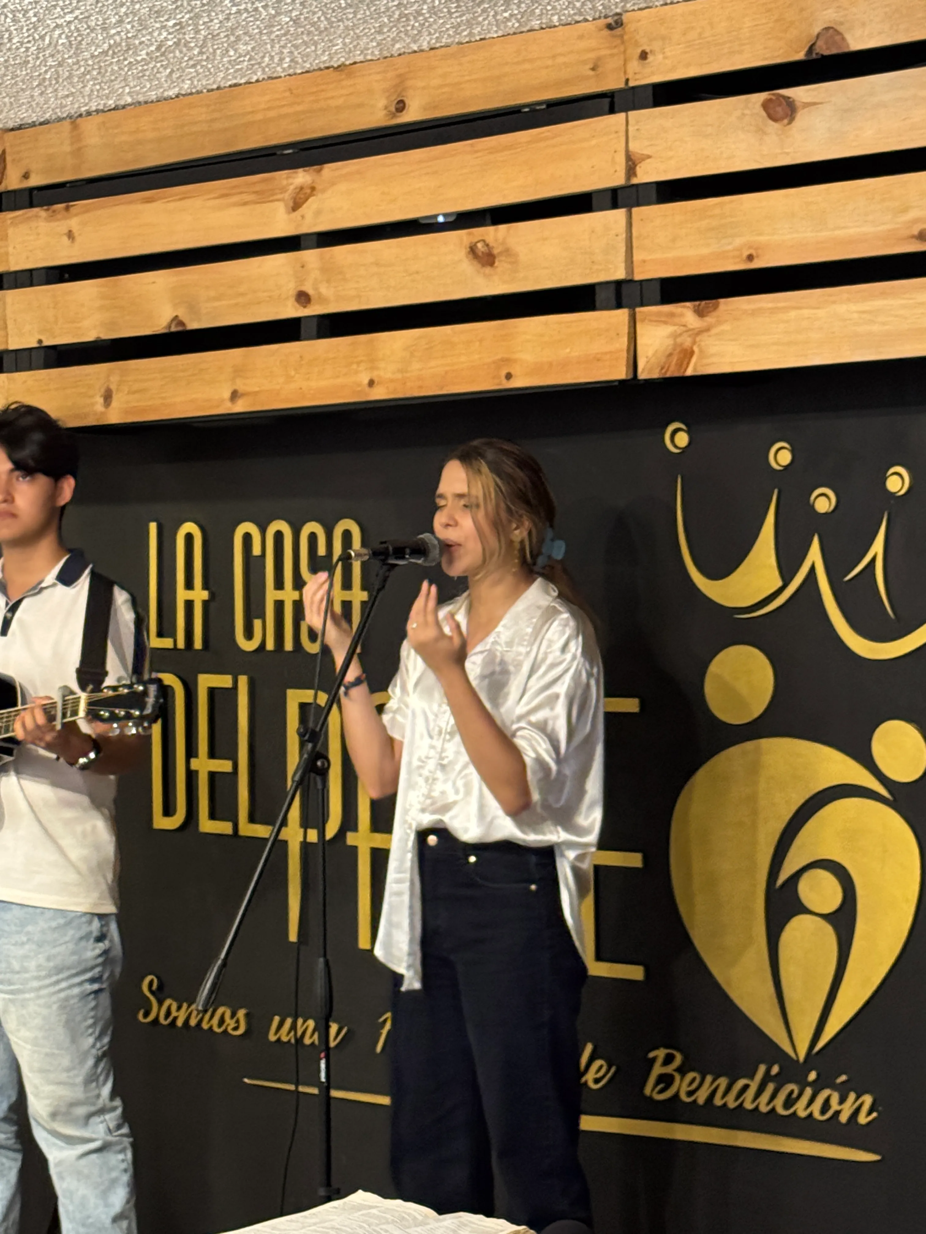 Equipo de alabanza de La Casa del Padre ministrando